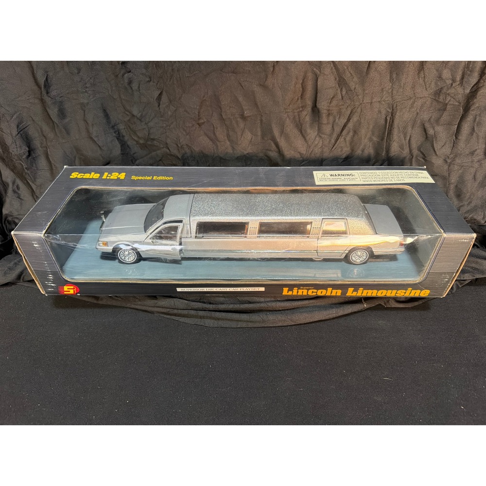 Superior Lincoln Limousine 1:24 Scale Special Edition Die Cast Silver SS0701W